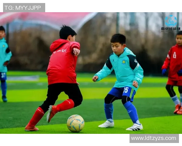 南京足球队的耐力之谜:深度解析球队背后的训练与坚持 南京足球队的耐力之谜:深度解析球队背后的训练与坚持